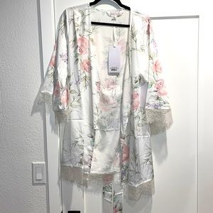 Homebodii silky robe NEW with Tags